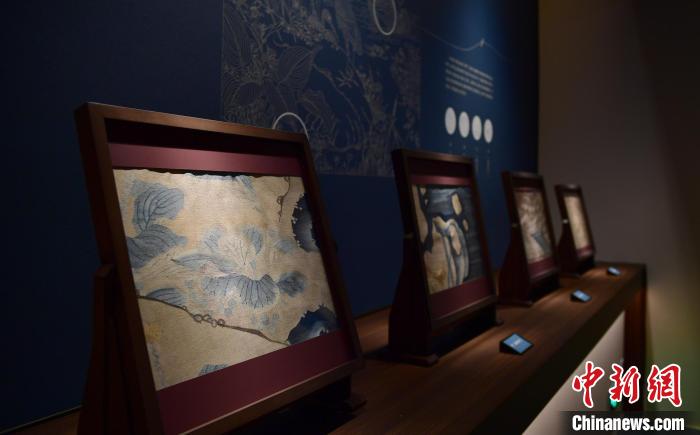 缂丝书画艺术传承者对《莲塘乳鸭图》原作仿缂的重要局部，按照原作的尺寸整体放大至约3倍。　上海博物馆 供图